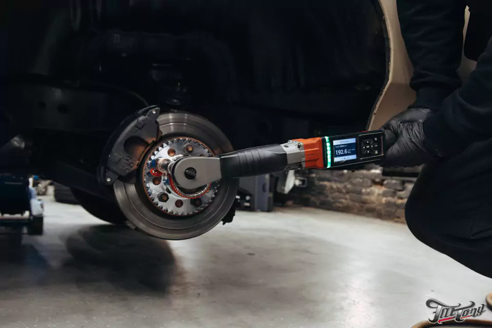Фирменный шиномонтаж на стендах Hunter для Chevrolet Impala: собрали комплект колес Dayton Wire Wheels с системой knock-off!